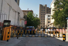 車牌識(shí)別大黃蜂，柵欄道閘